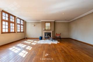Deze bijzonder ruime duplex bevindt zich op een uitstekende en centrale ligging in het hart van Brugge. Met een bruikbare vloeroppervlakte van maar liefst 232 m², een terras van 43 m² en een aparte ingang biedt deze eigendom een uitzonderlijke combinatie van ruimte, comfort en mogelijkheden.<br /><br />De duplex is momenteel te renoveren, wat tegelijk de mogelijkheid biedt om de woning volledig naar eigen smaak en wensen in te richten. Dankzij de oppervlakte en de vele mogelijkheden kan hier een bijzonder ruim en karaktervol stadsappartement gecreëerd worden.<br /><br />Er is geen syndicus aanwezig.<br /><br />De ligging is bijzonder aantrekkelijk. U woont hier op wandelafstand van het historische centrum van Brugge, terwijl u dankzij de Gentpoort op amper 220 meter ook bijzonder snel de stad uit bent. Alle dagelijkse voorzieningen bevinden zich in de directe omgeving. Zo vindt u op slechts 50 meter een bakker en slager en zijn er verschillende scholen, winkels, horecazaken en andere voorzieningen in de buurt.<br /><br />Ook voor wie graag geniet van groen en rust is de ligging interessant. Het Jakobinessenpark ligt op ongeveer 160 meter en het Koningin Astridpark op ongeveer 250 meter. Zo combineert u het stadsleven met verschillende groene plekjes op wandelafstand.<br /><br />Daarnaast is ook het station van Brugge vlot bereikbaar: op ongeveer 6 minuten fietsen of 10 minuten met de wagen.<br /><br />Voor wie een garage of parkeermogelijkheid wenst, is er bovendien de mogelijkheid om een achterliggende garagebox te huren. Daarnaast bevindt zich op ongeveer 400 meter een ondergrondse parking.<br /><br />Het ruime terras van 43 m² vormt een absolute meerwaarde en biedt heel wat mogelijkheden om een aangename buitenruimte te creëren, midden in de stad.<br /><br />Kortom: een ruime en veelzijdige duplex op een uitstekende locatie in Brugge, met maar liefst 232 m² bruikbare vloeroppervlakte en een terras van 43 m². Een eigendom met bijzonder veel potentieel voor wie op zoek is naar ruimte en de mogelijkheid om een woning volledig naar eigen wensen vorm te geven.