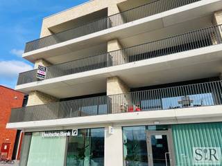 <p>Lichtrijk en ruim nieuwbouwappartement op toplocatie.<br />Dit stijlvol nieuwbouw appartement is gelegen op een boogscheut van het centrum van Mechelen in een opkomende wijk aan "Den Ouwen Dok". De ramen van de woonkamer en een terras bieden uitzicht op de authentieke gevel van het vroegere zwembad van Mechelen en binnentuin die weldra aangeplant wordt. <br />Dankzij de ligging heb je horeca en winkels binnen handbereik en bovendien een uitstekende verbinding tot de stadsring en snelwegen. <br /><br />Indeling:<br />Op de tweede verdieping van het gebouw kom je binnen in dit gezellige appartement. Via de nachthal bereik je de ruime en lichtrijke woonkamer met grote raampartijen en een open keuken. De keuken is voorzien van o.a. combi oven-microgolf, inductie kookplaat, koelkast, dampkap en vaatwasmachine. Er is ook nog een praktische en technische berging aan de keuken.<br />In het verlengde van de leefruimte geniet u bovendien van een erg ruim en overdekt terras met een oppervlakte van 40m2.</p>
<p>Het appartement beschikt over één ruime slaapkamer met aansluitend een badkamer met douche en een dubbel lavabomeubel. <br />Daarnaast is er een apart toilet aanwezig in de nachthal.<br />De temperatuur in het appartement wordt comfortabel geregeld via vloerverwarming op basis van geothermie en riothermie. In de zomer geniet je van een passieve koeling via ditzelfde systeem. <br />Onderaan het gebouw bevindt zich een ruime ondergrondse parking waar u de mogelijkheid heeft om een staanplaats te huren via hotel Van der Valk en er is een gemeenschappelijke fietsenstalling aanwezig die vrij te gebruiken is door de bewoners. <br /><br />Concreet:<br />Dankzij de recente en duurzame technologieën op vlak van verwarming is de woning zeer energiezuinig. <br />De ideale ligging laat je optimaal genieten van alles wat Mechelen te bieden heeft en zorgt voor een vlotte verbinding naar de autosnelwegen of ringwegen.<br /><span>EPB in opmaak.<br />Provisie kosten: €75/maand.<br /></span>Onmiddellijk beschikbaar. <br /><br />Aarzel niet en vraag uw bezoek aan via info@immosir.be.</p>