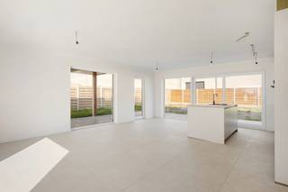 Deze halfopen nieuwbouwwoning (3 slpks) met carport is gelegen in Kortemark.! PROMO: Wie in de maand maart 2026 aankoopt krijgt binnenschilderwerken...