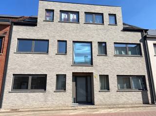 <p><span>OPEN DEUR Di. 25/8 Dit welgelegen appartement is vrijblijvend te bezichtigen op dinsdag 25 augustus tussen 17u30 en 18u30. U bent van harte welkom! Aan de Diestsesteenweg in Lubbeek, op een gunstige ligging nabij het centrum van Linden en met een vlotte verbinding richting Leuven, zijn wij verheugd dit ruim en comfortabel 2-slaapkamerappartement te huur aan te bieden. Het appartement, gelegen op het gelijkvloers, heeft een bewoonbare oppervlakte van maar liefst 95,6 m² en omvat: een aangename leefruimte met volledig uitgeruste open keuken, 2 volwaardige slaapkamers, een badkamer, een praktische berging en een apart toilet aangesloten op hemelwaterrecuperatie. Het appartement beschikt bovendien over vloerverwarming, zonnepanelen en een gezellige, private patio aansluitend op de leefruimte. In de huurprijs is tevens een private autostaanplaats inbegrepen, die gemakkelijk bereikbaar is via de achterzijde van het gebouw. De vaste gemeenschappelijke kosten bedragen slechts €42/maand. Beschikbaar vanaf 1 oktober 2026. Een buitenkans! </span></p>