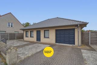Deze instapklare alleenstaande bungalow, gebouwd in 2006, is rustig gelegen in Ettelgem op een perceel van 455 m² en biedt een bewoonbare...