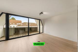 Deze prachtige stapelwoning is gelegen in residentie “Wispeltuin”, in een zijstraat van de Katelijnestraat in Brugge. Het complex bevindt zich midden in het stadscentrum, maar wordt toch omringd door groen. Alle voorzieningen liggen binnen handbereik, waaronder winkels, scholen en openbaar vervoer. <br /><br />Elke verdieping is bereikbaar via de inpandige lift, wat zorgt voor het nodige comfort. Op de eerste verdieping bevindt zich een eerste badkamer met ligbad en drie slaapkamers. De tweede verdieping omvat de open keuken met leefruimte en toegang tot het terras. Op de derde verdieping zijn er nog twee ruime slaapkamers, een wasruimte en een tweede badkamer met inloopdouche.<br /><br />Daarnaast is er de mogelijkheid om een ondergrondse garagebox met fietsenberging aan te kopen, wat de bereikbaarheid van het pand aanzienlijk vergemakkelijkt. Bent u op zoek naar een vlot bereikbare en comfortabele woonst? Aarzel dan niet en plan vandaag nog uw bezoek.<br /><br />