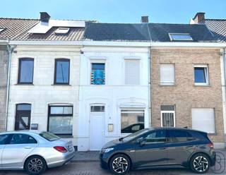 Gezellige stadswoning met TUIN en 2SLK op goede ligging in RONSE! INDELING: Ruime Leefruimte die doorgang geeft naar de keuken, badkamer en...