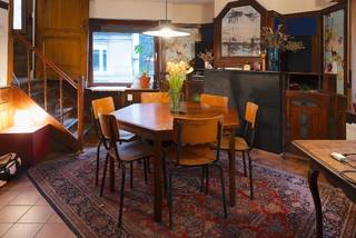 Affinimmo presenteert deze bijzondere stadswoning in het historische centrum van Gent.<br />Via de inkomhal bereikt u enkele treden lager de gezellige leefkeuken met eetplaats, aangevuld met een praktische berging en een wc.<br />Enkele trapjes hoger bevindt zich de ruime en sfeervolle leefruimte met authentieke elementen, waaronder een prachtige bibliotheek in antieke lambrisering die het karakter van de woning extra benadrukt.<br />Op de eerste verdieping vinden we een grote slaapkamer en een badkamer. De derde verdieping biedt plaats aan 2 bijkomende slaapkamers en een zolderruimte die als hobby-kamer dienst doet maar eventueel als 4e slaapkamer kan ingericht worden.<br />De verwarming gebeurt op gas via een recent geplaatste condenserende ketel. En er is geen asbest vastgesteld.<br />Een charmante en karaktervolle woning op een toplocatie in het hart van Gent!<br />Meer informatie of een bezoek?<br />📞 0496/70.10.30<br />📧 patrick@affinimmo.be