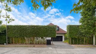 Prachtige en recent gerenoveerde energiezuinige villa met verwarmd zwembad, zeer goed onderhouden en enorm rustig gelegen in een residentiële woonwijk en dit nabij het centrum van Knokke. Deze verzorgde villa heeft een Zuid-West georiënteerde aangelegde tuin met verwarmd zwembad en poolhouse met buitendouche en omvat een ruime inkomhal met ingemaakte vestiairekasten, gastentoilet, grote living met eetkamer en zithoek met een ingewerkte open haard, bureau met ingemaakte kastenwand of eventueel om te vormen tot slaapkamer, moderne mooi ingerichte keuken voorzien van alle toestellen, bijkeuken/bergruimte en ruime dubbele garage. Op de verdieping zijn er 4 grote slaapkamers met ingemaakte kasten, een volledig vernieuwde badkamer met aanpalende wasruimte en een tweede grote douchekamer. Grote zolder met CV-ruimte. Deze villa beschikt over alle hedendaags comfort en is voorzien van vloerverwarming, zonnepanelen, huisbatterij en verschillende autostaanplaatsen met laadpaal. Mooie investering prijs/kwaliteit. De villa is beschikbaar vanaf 01 maart 2027.