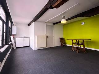 Te koop, uiterst gunstig gelegen handelspand in centrum Oudenaarde!<br /><br /><u>Werd in het verleden steevast verhuurd aan minstens 700 euro, dus ook ideaal als opbrengsteigendom</u><br /><br /><strong>CENTRAAL GELEGEN</strong> in dé winkelstraat van Oudenaarde, zijstraat van de <strong>MARKT</strong>, vinden we dit zeer interessant <strong>HANDELSPAND</strong>. Ideaal voor wie een <strong>KNUSSE ZAAK </strong>wil opstarten met veel <strong>VISIBILITEIT </strong>en een <strong>VLOTTE BEREIKBAARHEID </strong>en <strong>NABIJHEID VAN GROTE PARKINGS</strong>. Het <strong>BRUISENDE STADSCENTRUM </strong>van Oudenaarde trekt dagelijks heel wat potentiële klanten aan die tijdens een wandeling of doorrit door de stad oog zullen hebben voor uw droomzaak! Deze eigendom bestaande uit een <strong>HANDELSGELIJKVLOERS VAN 15,5 M²</strong> met bovenliggend een <strong>POLYVALENTE RUIMTE VAN 20,5 M²</strong> en een<strong> IN TE RICHTEN ZOLDER</strong> (toegankelijk via vaste trap) <strong>VAN 26,5 M²</strong> biedt u heel wat mogelijkheden!<br /><br />Contacteer ons snel voor meer informatie of een bezichtiging en ontdek het <strong>POTENTIEEL </strong>van deze eigendom voor uw droomzaak.<br /><br />Adres: Nederstraat 48 te Oudenaarde