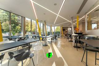 Langs de Woumenweg in Diksmuide bevindt zich deze unieke handels-/opbrengsteigendom. Door zijn uitstekende locatie geniet deze eigendom van een enorme visibiliteit en veel passage. Vlakbij bevinden zich talrijke bedrijven in het nabije industrieterrein en Campus Cardijn van de scholengroep Tsaam. <br /><br />De handelsruimte op het gelijkvloers is momenteel ingericht als frituur/eethuis met professionele keuken. Binnen zijn er 75 zitplaatsen, op het terras nog eens 70. <br /><br />De handelsruimte wordt vervolledigd door extra bergruimte, koelcel, diepvriescel, toilet en een overdekte opslagplaats buiten. De huidige zaak is reeds meer dan 20 jaar toonaangevend in zowel Diksmuide als de wijde regio Diksmuide - Ieper. <br /><br />Op de eerste verdieping bevinden zich 2 verhuurde appartementen. Deze zijn als volgt ingedeeld: Via de inkomhal komt men in de lichtrijke leefruimte met open keuken voorzien van koelkast, gasfornuis, oven en vaatwasmachine. Vervolgens zijn er twee volwaardige slaapkamers, een berging en de badkamer die uitgerust is met inloopdouche en lavabo. Beide appartementen zijn voorzien van een ruim en zonnig terras. <br /><br />Bouwtechnisch is dit gebouw voorzien van HR-beglazing met aluminium raamwerk, 2 regenwaterputten (2x 15 000L), centrale verwarming op aardgas, L-L warmtepomp en een zonneboiler. <br /><br />Interesse in een unieke investering of kriebelt het om een eigen zaak te hebben? Aarzel niet en leg vrijblijvend uw afspraak vast!<br /><br />