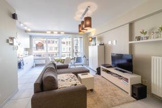  * Dit ruim 1 slaapkamer appartement is gelegen op enkele stappen van het strand. * Het appartement is perfect onderhouden! * De indeling is als...