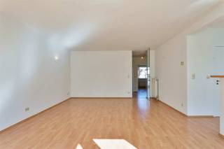 Ruim appartement met zicht op het ZuidparkIndeling: Men betreedt het appartement via de centrale inkomhal met gastentoilet. Vanuit de lichte...