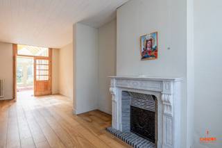 Deze burgerwoning met <strong>karaktervolle gevel</strong> heeft een uitstekende ligging. Op enkele minuten heeft u het station Gent Sint-Pieters, het historisch centrum, verschillende winkels en het openbaar vervoer. Om de hoek vindt u het Miljoenenkwartier waar u geniet van groen en rust. De woning heeft verschillende <strong>authentieke elementen</strong> zoals de originele parketvloeren, deuren en schouwen. Bovendien zorgen de <strong>hoge plafonds</strong> voor een extra ruimtelijk gevoel in de woning.<br /><br />U komt de woning binnen via de inkomhal waar u toegang heeft tot de woonkamer, de keuken, apart toilet en de kelder. De <strong>ruime woonkamer</strong> gaat naadloos over in de keuken, dewelke voorzien is van  eetplaats. Achterliggend heeft u nog een praktische berging. Via de keuken heeft u toegang tot de<strong> tuin met aangelegd terras</strong>. <br /><br />Op een eerste tussen verdiep heeft u de badkamer met achterliggend extra bergruimte. Verder op het eerste verdiep vindt u twee ruime slaapkamers. Op het tweede verdiep heeft u nog een bergruimte/ dressing en twee slaapkamers<strong>.</strong><br /><br />Met de nodige opknapbeurt maakt u van deze woning een prachtige thuis! Wenst u deze woning te bezoeken, neem dan contact op via 09 278 88 88 voor het maken van een afspraak. 