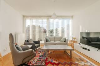 <p>Sommige appartementen voelen vanaf het eerste moment gewoon goed aan. Dit hoekappartement in Boechout is er zo eentje. Dankzij de vele ramen valt het daglicht royaal binnen en het terras dat volledig rondom het appartement loopt, zorgt voor een bijzonder gevoel van vrijheid. Een rustig ontbijt in de ochtendzon, een koffie in de namiddag of een gezellige zomeravond met vrienden: buitenleven krijgt hier alle ruimte.</p><p><br /></p><p>Binnen wacht een aangename leefruimte met open keuken, een badkamer en twee volwaardige slaapkamers. De combinatie van licht, een praktische indeling en de uitzonderlijke buitenruimte maakt dit tot een plek waar je je snel thuis voelt.</p><p><br /></p><p>Gelegen in het hart van Boechout woon je hier op wandelafstand van de winkelstraat, supermarkten, gezellige horeca en het treinstation. Ook bus- en tramverbindingen bevinden zich vlakbij, waardoor zowel Antwerpen als de omliggende gemeenten vlot bereikbaar zijn. Ondanks deze centrale ligging geniet je hier van een verrassende rust, verscholen in een verzorgde residentie waar je elke dag comfortabel thuiskomt.</p><p><br /></p><p><strong>Extra troeven:</strong></p><ul><li>Gunstige EPC</li><li>Fijne woonwijk</li><li>Interessante investering</li><li>Openbaar vervoer vlakbij</li><li>Ondergrondse autostaanplaats</li><li>Dubbele kelderberging</li></ul>