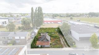 Aan de rand van Nazareth-De Pinte bevindt zich deze ruime bouwgrond zonder bouwverplichting. Op het perceel staat momenteel een af te breken...