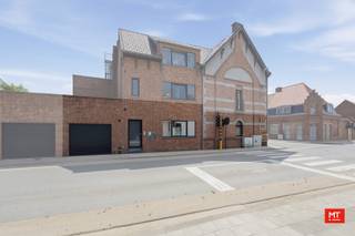 In het centrum van Langemark, op wandelafstand van de markt en alle voorzieningen, bevindt zich dit instapklare appartement met 2 slaapkamers. Het appartement beschikt over een <strong>conforme elektrische keuring, een EPC-label C</strong> (geen renovatieplicht) en is<strong> asbestveilig</strong>. Verhuizen kan dus zonder zorgen!<br /><br /><strong>Indeling</strong><br />Gezellige woon- en eetkamer (36 m²) met elektrische haard en open keuken, uitgerust met een gasfornuis, dampkap, oven, microgolfoven en anderhalve spoelbak. De hal geeft toegang tot 3 kamers (15 - 10 - 5 m²) en een badkamer (3 m²) met douche en enkelvoudig wasmeubel. Verder is er een berging (4 m²), een kelder (11 m²) en een garage (23 m²) met rechtstreekse toegang tot het appartement.<br /><br />Check zeker ook <strong>onderstaande video</strong>.<br />Link: https://youtube.com/shorts/6gmKvUp2_BU<br /><br /><strong>Meer informatie of een vrijblijvend bezoek?</strong><br />Bel Minthus op 0470 43 78 21 of mail naar info@minthus.be.
