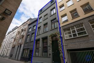Informatie woningDeze uitzonderlijke woning is gelegen in een rustige straat in het hart van Antwerpen, op wandelafstand van alle stadsvoorzieningen,...