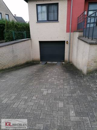 Emplacement de 5,30m x 3,10 m au niveau -1 d'un immeuble récent. 