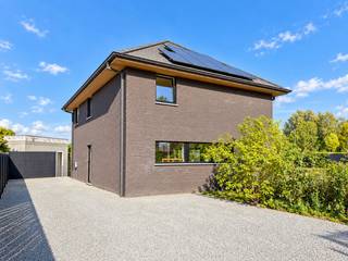 <span><span><strong>Eerste bezoekdag is volzet!</strong></span></span><br /><br />UITERST ENERGIEZUINIGE (E24), VRIJSTAANDE gezinswoning op 816m² in het landelijke OUWEGEM (Kruisem). Deze TRENDY open bebouwing van 2020 combineert RUSTIG EN COMFORTABEL wonen met een strategische ligging op slechts 20 minuten van Gent. Met mooie, lichtrijke woonvolumes en een BIJGEBOUW van 40m² biedt dit pand tal van mogelijkheden voor gezinnen, zelfstandigen of levensgenieters.<br />Ruimte voor het hele gezin: De woning beschikt over maar liefst 4 volwaardige slaapkamers (waarvan 1 nog moet ingericht worden , voorheen bedoeld als 2de badkamer) op de verdieping en een aparte, open bureauruimte, die ook perfect kan dienen als 5de slaapkamer!<br />Troeven buitenshuis: het BIJGEBOUW ( Ideaal als werkplaats, hobbyruimte, creative studio of zelfs voor een zelfstandige activiteit) , een zonnige TUIN rondom de woning en brede OPRIT MET HEKKEN<br />Voorzien van vloerverwarming, zonnepanelen en grote raampartijen die zorgen voor een maximum aan lichtinval! <br /><br />Kortom, een unieke kans op de vastgoedmarkt voor wie op zoek is naar ruimte, een vlot bereikbare locatie en een minimale ecologische voetafdruk.<br /><br />Adres: Landegemstraat 41 Kruisem<br /><br />EPC van 24 kWh/m²