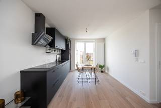 Locatie
Op zoek naar een instapklare woonst of een rendabele investering op een toplocatie? Deze volledig gerenoveerde studio is gelegen in het gegeerde Deurne-Zuid, op wandelafstand van groene parken en met een uitstekende verbinding naar het stadscentrum van Antwerpen. Een ideale combinatie van rustig wonen en leven in de stad.

Indeling
De studio beschikt over een lichtrijke woonkamer met een gezellige slaaphoek, een volledig geïnstalleerde keuken en een moderne badkamer met douche. De doordachte indeling zorgt voor een optimaal ruimtegebruik en comfortabel woongevoel.

Troeven
- Gegeerde ligging nabij parken en groen
- Centrale locatie met vlotte verbinding naar Antwerpen centrum
- Volledig gerenoveerd en instapklaar

Technische gegevens
De studio werd volledig gerenoveerd en is uitgerust met een energiezuinige condenserende ketel.