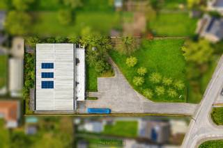 MODERN BEDRIJFSGEBOUW met MAGAZIJN (805M²) en KANTOREN (175M²) op ruim perceel VAN CA. 4.759 M² te Zwalm. Het gebouw omvat CA. 1.075M²...