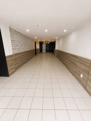 Handelspand te huur op een toplocatie aan de Grote Steenweg 631 te 2600 Berchem.
Dit voormalige frituurpand geniet van een uitstekende zichtbaarheid en een vlotte bereikbaarheid, waardoor het de ideale locatie vormt voor ondernemers die hun zaak op een commerciële topligging willen uitbouwen.
Dankzij de grote etalage, de commerciële uitstraling en de aanwezige horecavoorzieningen leent het pand zich perfect voor een frituur, broodjeszaak, kebabzaak, afhaalrestaurant, nachtwinkel of andere handelsactiviteit.
Het pand beschikt over een ruime commerciële ruimte, een achterliggende werk- en opslagruimte, een afzuigingssysteem, een toilet, nutsvoorzieningen, een kelder en een achterdeur met toegang tot de buitenruimte.
Hoewel enige opfrissing wenselijk is, biedt dit handelspand een uitstekende basis voor wie op zoek is naar een locatie met veel potentieel en tal van mogelijkheden.
Onmiddellijk beschikbaar.
Huurprijs: €1.250 per maand.
Voor meer informatie of een bezichtiging kunt u contact opnemen via verhuur@empire-estates.be.