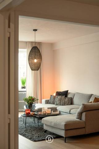 JOURNÉE DE VISITE SAMEDI 28/03 - Veuillez confirmer votre présence.<br /><br />Cet appartement soigneusement rénové et de qualité, d'une superficie habitable d'environ 170 m², est situé sur la Kortrijksesteenweg, dans un emplacement central et facilement accessible. L'appartement est à distance de marche de la gare de Gand-Saint-Pierre et du parc de la Citadelle, et à courte distance du centre-ville et des axes routiers importants.<br /><br />Disposition : spacieux hall d'entrée avec vestiaire, toilettes invités et un débarras séparé. Le salon lumineux se poursuit naturellement dans la salle à manger et un coin bureau spacieux. Grâce à une porte coulissante, le salon et la salle à manger peuvent être entièrement séparés si désiré. La cuisine moderne est équipée de tous les appareils nécessaires et donne accès à une petite terrasse. En outre, l'appartement compte deux chambres à coucher complètes, dont une chambre principale avec salle de bains attenante comprenant un double lavabo, une baignoire et des toilettes. Dans le couloir de nuit, il y a également une pièce supplémentaire (idéale comme chambre d'enfant ou dressing) et une buanderie pratique.<br /><br />La combinaison d'espaces ouverts et lumineux et d'une disposition fonctionnelle crée une expérience de vie agréable et confortable.<br /><br />L'appartement est accompagné d'une cave spacieuse. Un garage fermé peut être acheté en option pour 39 000 €.