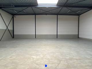 Instapklaar bedrijfsgebouw met 2 private parkeerplaatsen in Dadizele met vlotte ontsluiting naar de Meensesteenweg.Geschikt voor opslag, productie of...