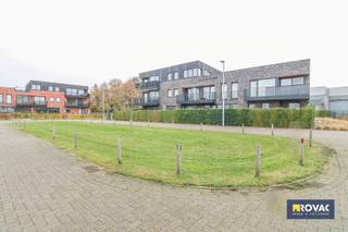 Energiezuinig appartement voorzien van 2 zonnepanelen op de gelijkvloerse verdieping in woonproject bestaande uit inkomhal, toilet, ruime lichtrijke living met open en volledig ingerichte keuken, groot terras met tuin en tuinpoort, wasplaats-berging, 2 slaapkamers, badkamer met ligbad, douche en lavabomeubel, berging-CV, ruime garage met geautomatiseerde poort. Op wandelafstand van winkels, centrum en station. Verwarming : CV op aardgas. Gemeenschappelijke lasten : + € 75 / maand. Ref. : 9382.