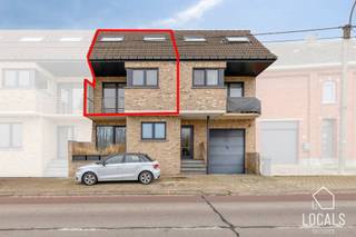 Bent u op zoek naar een ruim duplex appartement met twee terrassen, een garagebox, een grote bergruimte en gelegen op een toplocatie in...