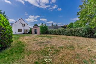 LIGGINGDeze gerenoveerde villa geniet van een uitstekende ligging aan de rand van Sint-Denijs-Westrem en De Pinte. Dankzij deze centrale locatie...