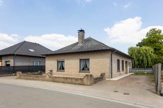 Deze ruime villa bestaat op het gelijkvloers uit een inkomhal, apart toilet, een ruime leefruimte, 3 slaapkamers, hal, badkamer (ligbad,...