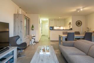 We bevinden ons in het hart van Harelbeke, op wandelafstand van tal van interessante voorzieningen zoals winkels, het station, gezellige cafés, de Leieboorden en de vernieuwde Grote Markt.<br /><br />Het appartement bevindt zich op de eerste verdieping en beschikt over een doordachte en aangename indeling. De gezellige leefruimte geeft rechtstreeks toegang tot het overdekte terras. Aansluitend bevindt zich de open keuken, die uitgerust is met alle nodige toestellen en toegang biedt tot de praktische (was)berging. Achteraan bevindt zich de nachthal met ruimte voor een vestiairekast, die toegang geeft tot de twee slaapkamers, de badkamer met wastafel, bad en douchewand en het aparte toilet.<br /><br />Bij het appartement zijn bovendien een ondergrondse staanplaats, een aparte kelderberging en een gemeenschappelijke fietsenberging inbegrepen.<br /><br />Het appartement is volledig geschilderd en voorzien van stijlvolle, passende lichtarmaturen, waardoor het meteen instapklaar is.<br /><br />Vrij op 01/01/2027.<br />Gemeenschappelijke kosten: €60/maand.<br /><br />Waarom net dit aanbod overwegen?<br /><br />✔ gelegen in centrum<br />✔ goed geïsoleerd<br />✔ uiterst energiezuinig EPC A<br />✔ afgesloten staanplaats <br />✔ kelderberging<br />✔ fietsenparking<br />✔ rustige buurt<br />✔ dicht bij winkels, scholen,...<br /><br />Interesse? -> Vul dan het contactformulier in.