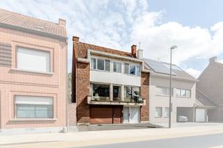 Op zoek naar een royale gezinswoning met een topligging? Deze bel-etagewoning bevindt zich pal onder de kerktoren van Sente, op wandelafstand van bakker, slager, school en andere voorzieningen. Een woning met veel ruimte én talloze mogelijkheden. Gelegen op een perceel van 532m² en een bewoonbare oppervlakte van 274m² (volgens EPC)<br /><u>Indeling:</u><br />Gelijkvloers: statige inkomhal met toegang tot een grote, koele berging en een ruime garage.<br />1e verdieping: gezellige leefruimte met open haard en grote raampartijen, aansluitend een ruime keuken met praktische berging.<br />2e verdieping: vijf volwaardige slaapkamers en een badkamer, ideaal voor een groot gezin of wie extra ruimte zoekt voor bureau of hobbykamer.<br />Grote opbergzolder.<br />Via gelijkvloers en 1e verdieping heeft u toegang tot de afgesloten tuin.<br /><br /><br />TROEVEN<br />+ ruim perceel met grote tuin<br />+5 slpk<br />+ ruime garage en mogelijkheid tot parkeren voor de woning<br />+ centrale ligging op wandelafstand van nuttige voorzieningen<br /><br />Interesse? Neem vandaag nog contact met ons op voor een bezoek!