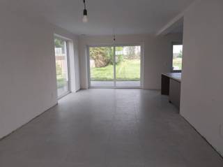 <p><span>Prachtige nieuwbouwwoning van 190 m² op zuid-oost gerichte grond (500 m²)</span></p><p><span>Ontdek deze stijlvolle, energiezuinige woning in lichte gevelsteen met zwarte pannen en strakke zwarte PVC-ramen – een moderne uitstraling in een rustige, groene omgeving.</span></p><p><span>De woning is goed gelegen, ideaal voor wie op zoek is naar rust, ruimte en comfort in een halfopen bebouwing.</span></p><p><span>Indeling</span></p><ul><li><span>Gelijkvloers (70 m²):</span></li><li><span>Inkomhal met apart toilet</span></li><li><span>Ruime, lichtrijke leefruimte van 43 m²</span></li><li><span>Luxe open keuken met kwalitatieve afwerking</span></li><li><span>Aparte berging/wasplaats</span></li><li><span>Verdieping (70 m²):</span></li></ul><p><span>Nachthal</span></p><ul><li><span>Drie ruime slaapkamers</span></li><li><span>Luxe badkamer met ligbad, inloopdouche, dubbel lavabomeubel en apart toilet</span></li></ul><p><span>Zolderverdieping:</span></p><ul><li><span>Overloop, technische ruimte</span></li><li><span>Mogelijkheid tot één grote of twee extra slaapkamers → in totaal vijf slaapkamers, ideaal voor een groot gezin!</span></li></ul><p><span>Comfort & Afwerking</span></p><p><span>Verwarming via warmtepomp, ook voorzien op de slaapkamers</span></p><p><span>Volledig afgewerkte woning – instapklaar bij oplevering</span></p><p><span>De tuin wordt ingezaaid, en de oprit en een terras van 15m² worden eveneens aangelegd.</span></p><p><span>U kan ook in onze modelwoning te Mol een bezoek brengen. Bel 0475 245013.</span></p><p><span> </span></p><p><span> </span></p>