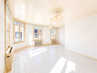 Goed gelegen hoekappartement, van maar liefst 140m2, pal in het historisch centrum van Nieuwpoort op enkele passen van het Marktplein en op wandelafstand van de Kaai, het openbaar vervoer, winkels, restaurants,… Het appartement met voordeur in de Hoogstraat heeft een eigen ruime inkomhal. Op de eerste verdieping bevindt zich de ruime living met veel lichtinval en een uniek uitzicht op de Onze-Lieve-Vrouwekerk, een aparte keuken met berging, WC, (slaap)kamer/bureel met terrasje. De tweede verdieping bevat twee ruime slaapkamers, waarvan één met zithoek en aparte dressing, een badkamer met lavabo, ligbad/douche, toilet en een zolderruimte. <br />Geen renovatieverplichting<br />Asbestveilig<br />Conforme elektriciteit
