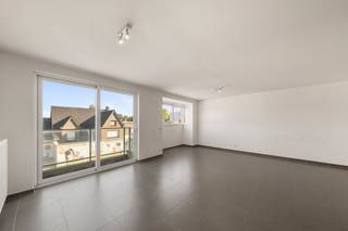 Dit instapklare appartement is gelegen binnen de Residentie Linum. De residentie geniet van een uitstekende ligging nabij het centrum van Wevelgem, openbaar vervoer, winkels, … Het appartement geniet van een kwalitatieve afwerking.<br />Indeling als volgt: Inkomhal, leefruimte met open uitgeruste open keuken en terras, berging met aansluiting voor wasmachine en extra opslagplaats, afzonderlijk toilet, ruime slaapkamer en badkamer met douchebad en wastafelmeubel. <br /><br />Daarnaast is er nog een gemeenschappelijk afvallokaal en afgesloten fietsenberging. <br /><br />Ideaal als vaste woont en/of investering. Voor meer informatie of een bezoek ter plaatse contacteer Imani op het nummer 0478 26 26 36.