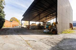 Entrepôt couvert avec bâtiment de bureaux sur grand terrainVous recherchez un entrepôt couvert avec bureau ? Découvrez ce bâtiment polyvalent...