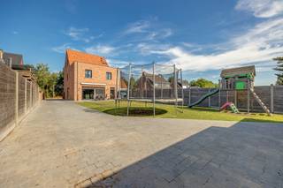 <p>Ontdek deze recente, energiezuinige gezinswoning met gezellige tuin, gelegen aan de Heldenweg 8B in Beerse. De woning bevindt zich tegenover natuurgebied op een rustige ligging in Beerse, met alle nodige voorzieningen op korte afstand, op een perceel van 637m². Binnenin geniet u van een lichtrijke, grote leefruimte met open keuken, praktische wasplaats, 4 slaapkamers en een ruime badkamer. Ook buiten biedt de woning heel wat troeven: gezellige, zuidoostgerichte tuin met aangelegd terras waar het heerlijk vertoeven is, dubbele garage, carport en voldoende parkeermogelijkheid op de oprit.<br /><br />Indeling: <br />Gelijkvloers:<br />- Inkomhal<br />- Gastentoilet met handenwasser<br />- Ruime leefruimte (63,3 m²) <br />- Open keuken die volledig geïnstalleerd is<br />- Achterinkom<br />- Wasplaats/ berging<br /><br />Eerste verdieping: <br />- Slaapkamer 1 met mogelijkheid voor dressing (22,6 m²)<br />- Slaapkamer 2 (16,3 m²)<br />- Slaapkamer 3 (16,2 m²)<br />- Badkamer met dubbele lavabo, grote inloopdouche, waskoker, aansluitingen zijn voorzien voor een ligbad (17,3 m²)<br />- Apart toilet<br /><br />Tweede verdieping: <br />- Slaapkamer 4 (23,4 m²) met ingemaakte kasten<br />- Technische ruimte<br />- Zolderruimte die gebruikt kan worden als bergplaats<br /><br />Bijzonderheden:<br />- Instapklare woning<br />- Energiezuinig (BEN-woning)<br />- 4 volwaardige slaapkamers<br />- Dubbele garage<br />- Vloerverwarming, zonnepanelen en ventilatiesysteem<br />- EK conform<br />- Regenwaterput van 10.000l: aangesloten op toiletten, buitenkraan, wasmachine<br />- Elektrische rolluiken, vliegenramen, zonneluifel op het terras, elektrische toegangspoort<br />- Vrijstelling onroerende voorheffing voor 5 jaar vanaf 2026<br />- Woning is gelegen tegenover een natuurgebied<br /><br />Mis deze kans niet en plan een bezoek in!<br /><br />0497 27 14 64<br />camilla@albert.immo<br />www.albert.immo<br /><br />Bij Albert kom je thuis!<br /><br />Voor alle foto's en interactieve plannen verwijzen wij naar onze website: www.albert.immo</p>