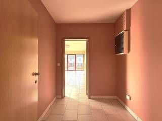 Dit lichtrijke en halfopen appartement bevindt zich in Residentie De Zonnekant, een rustige en kleinschalige woonomgeving waar licht en ruimte centraal staan. Dankzij het braakliggende terrein naast de deur geniet u van optimale privacy zonder directe inkijk, terwijl de natuurlijke lichtinval de woning op elk moment van de dag een warme, zonnige uitstraling geeft – helemaal passend bij de naam van de residentie.
Het appartement biedt twee comfortabele slaapkamers, een ruime en verzorgde badkamer en een gezellige leefruimte met open keuken, waar koken en ontspannen perfect in elkaar overgaan. De grote inkomhal, de praktische wasplaats en de royale hoeveelheid opbergruimte zorgen voor een bijzonder aangenaam wooncomfort. Daarnaast is er ook een afzonderlijk gastentoilet aanwezig.
Het gezellige balkonterras vormt een heerlijk verlengstuk van uw leefruimte. Bovendien beschikt het appartement over een ruime garage met zijdeur, wat zowel praktisch als comfortabel is. Als extra troef is er een gemeenschappelijke moestuin waar bewoners kunnen genieten van lokaal groen en zelfgekweekte groenten.
Dit appartement combineert licht, ruimte, privacy en functionaliteit op een manier die perfect aansluit bij het karakter van De Zonnekant, een plek waar het elke dag prettig wonen is.
Goede verbinding: station Melle, scholen en R4. Het Liedermeerspark bevindt zich op 4 km. Perfect voor sport, ontspanning of een wandeling in het groen.
EPC-score: A-label - CV op aardgas - ele niet-conform - asbestveilig - dubbele beglazing - waterontharder - GEEN lift aanwezig - Sted. inl.: Wg/Vg/Gvv/Gvkr/Gmo / P & G-score B / bew. opp.: 124 m² bruto (bron EPC)
Interesse? Aarzel niet en plan vandaag nog je bezoek: 0472 02 13 03 - beheer@vastgoednbeheer.be - BIV 506.884/BIV 514.268