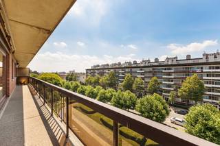 <p><span>Op een rustige en centrale locatie aan de Nieuwdreef in Merksem bevindt zich dit verzorgde appartement van maar liefst 104 m². Je woont hier op wandelafstand van winkels, scholen, openbaar vervoer en diverse buurtvoorzieningen. Voor wie graag geniet van groen en ontspanning liggen zowel het Runcvoortpark als verschillende wandel- en fietsroutes vlakbij. Bovendien geniet je van een vlotte verbinding naar Antwerpen-centrum, de Ring en de belangrijkste invalswegen. </span></p><p><span>De ruime living met een parketlaminaat geniet van veel natuurlijke lichtinval en biedt rechtstreeks toegang tot het aangename terras welk is voorzien van een zonnetent.</span></p><p><span>De ingerichte keuken beschikt over een keramische kookplaat, dampkap, oven, vaatwasser, koelkast en een gezellige eethoek met tafel en stoelen. Daarnaast is er een praktische wasberging met een HR-condensatieketel.</span></p><p><span>Verder telt het appartement 2 ruime slaapkamers en een comfortabele badkamer uitgerust met zowel een ligbad als een douche.</span></p><p><span>Een extra troef is de privatieve parkeerplaats (parking 4), waardoor je steeds verzekerd bent van een parkeerplek.</span></p><p><span>Troeven:</span></p><ul><li><span>Bewoonbare oppervlakte van 104 m² </span></li><li><span>Terras van 15 m² met zonnetent </span></li><li><span>2 ruime slaapkamers </span></li><li><span>Badkamer met bad én douche </span></li><li><span>Grote wasberging </span></li><li><span>Recente HR-ketel / EPC B = energiezuinig</span></li><li><span>Privatieve parkeerplaats inbegrepen </span></li><li><span>Rustige en centrale ligging </span></li></ul><p><span> </span></p><p><span>Een ideaal appartement voor wie op zoek is naar ruimte, comfort en een uitstekende bereikbaarheid.</span></p>