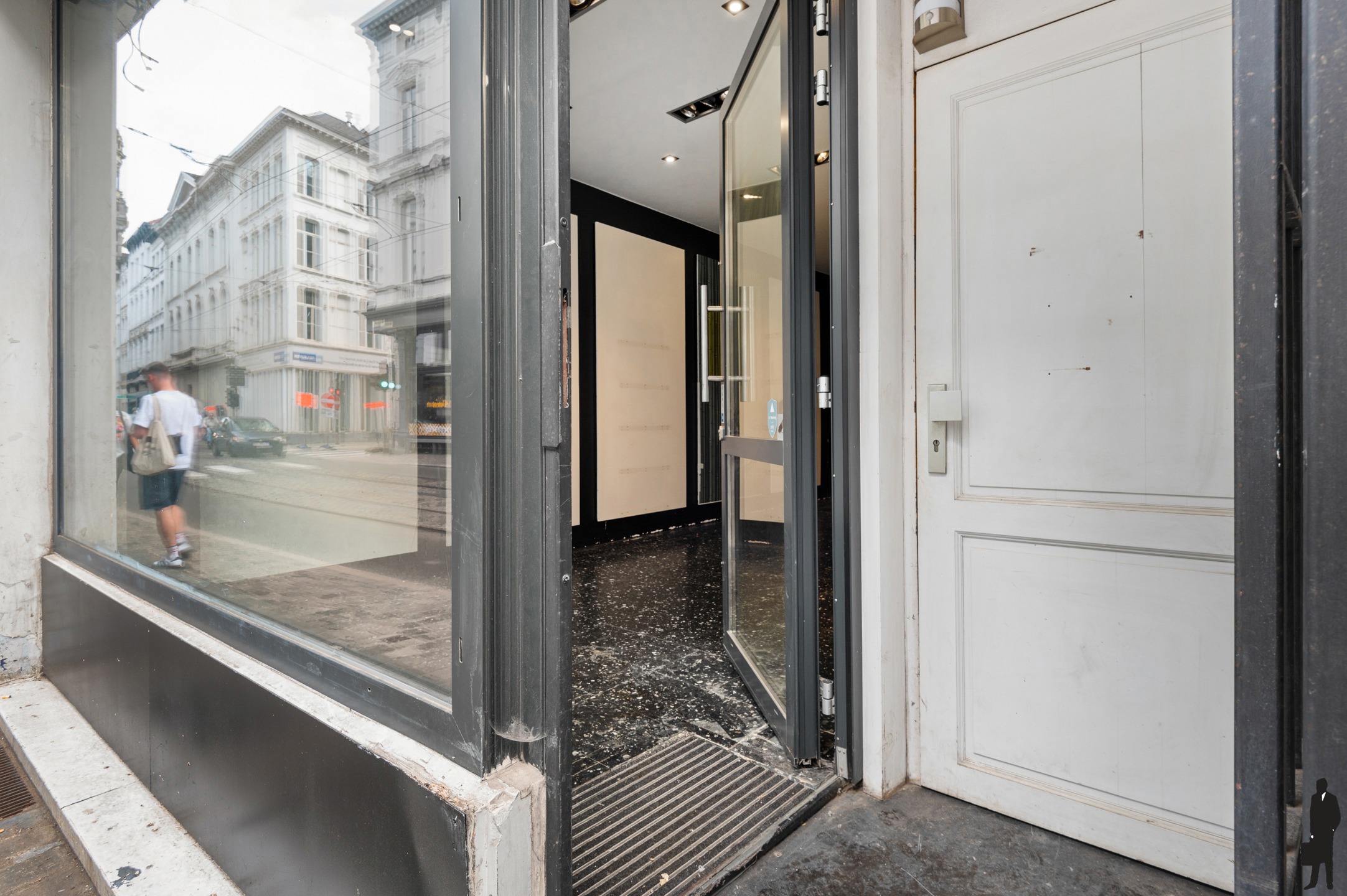 Riant opbrengsteigendom met handelsgelijkvloers en vier verdiepingen - foto 2