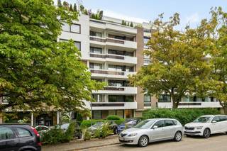 <p><span><strong>Ruim 2-slaapkamer appartement met autostaanplaats nabij Middelheim</strong></span></p><p><span><span> </span></span></p><p><span><strong>OMGEVING</strong></span></p><p><span><span>Dit verzorgd appartement gelegen op de vierde verdieping bevindt zich aan het Rucaplein in Wilrijk. Dankzij de centrale ligging bevinden winkels, scholen, openbaar vervoer en belangrijke invalswegen zich in de directe omgeving.</span></span></p><p><span><span>Het appartement biedt comfort en de mogelijkheid om het volledig naar eigen smaak in te richten. Ideaal als starterswoning of investering.</span></span></p><p><span><span> </span></span></p><p><span><strong>INDELING</strong></span></p><p><span><span>Bij het betreden van het appartement kom je terecht in een verzorgde inkomhal, voorzien van praktische ingemaakte kasten. De inkomhal beschikt eveneens over een apart gastentoilet en een aparte bergkast, ideaal voor extra opbergruimte.</span></span></p><p><span><span> </span></span></p><p><span><span>De ruime en lichtrijke leefruimte vormt het hart van het appartement. De woonkamer met open eetkamer is stijlvol afgewerkt met een warme parketvloer en geniet van veel natuurlijke lichtinval. Vanuit de leefruimte heb je toegang tot een aangenaam terras waar je heerlijk kan genieten van de zon. De moderne en volledig uitgeruste keuken met praktisch keukeneiland beschikt over een inductiekookplaat, vaatwasser, oven en koelkast met geïntegreerde diepvries. Ook vanuit de keuken is er toegang tot een tweede terras, wat zorgt voor extra ruimte en een aangename verbinding tussen binnen en buiten.</span></span></p><p><span><span> </span></span></p><p><span><span>Het appartement beschikt over twee ruime slaapkamers (ca. 14 m² en 16 m²), rustig gelegen aan de achterzijde van het gebouw. De hoofdslaapkamer is voorzien van ingemaakte kasten en biedt rechtstreeks toegang tot de badkamer. De badkamer is uitgerust met een douche in bad, een enkel lavabomeubel en aansluitingen voor een wasmachine en droogkast.</span></span></p><p><span><span> </span></span></p><p><span><span>Daarnaast beschikt het appartement over een privatieve kelderberging van ca. 13 m² en een ondergrondse auto staanplaats bij aan te kopen voor 15.000€, wat zorgt voor extra comfort.</span></span></p><p><span><span> </span></span></p><p><span><strong>BIJZONDERHEDEN</strong></span></p><p><span><span>- Instapklaar en gerenoveerd appartement</span></span></p><p><span><span>- Twee terrassen</span></span></p><p><span><span>- Privatieve kelderberging en autostaanplaats</span></span></p><p><span><span>- Gunstig EPC</span></span></p><p><span><span>- Ramen werden 4 jaar geleden vernieuwd (dubbele beglazing)</span></span></p>