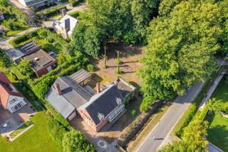 Interesse? Plan zelf uw afspraak op onze kijkdag : https://weegbreestraat3.rosseel.be/.<br />Indien meerdere keren de vraagprijs wordt geboden op de bezoekdag van 14 -15-16/7 behoudt de eigenaar zich het recht om eventueel onder gesloten enveloppe te laten bieden door degene die de vraagprijs boden.<br />Deze villa is gelegen op een prachtig stuk grond van 1555m² in een residentiële wijk in Drongen recht tegenover het kasteel te Bogaerde op wandelafstand van de Leie.<br />De tuin is zuidwest georiënteerd. 100% Privacy.<br />U waant zich op vakantie in deze oase van groen en rust, doch bevindt u zich vlakbij verbindingswegen (E40, R4). Woning behoeft grondige renovatie.