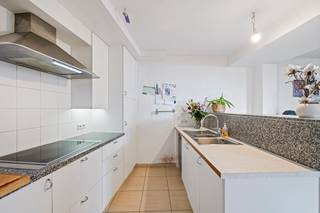 Roeselare : ruime lichtrijke duplexappartement met zolder voorzien van  2 slaapkamers en een groot zonneterras binnenin een woonerf. (opp 143 m²)Ben...