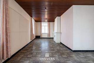 Voor meer info en foto’s, surf naar www.swevers.be – Deze te renoveren halfopen woning aan de Visvangststraat 38 in Koersel vormt een interessante basis voor wie een woning volledig naar eigen smaak wil inrichten. De rustige ligging, het hoekperceel en het park recht tegenover de woning zorgen voor een aangename woonomgeving.<br />De woning dateert uit 1930 en biedt een bewoonbare oppervlakte van 102 m² op een perceel van 257 m². Op het gelijkvloers bevindt zich een ruime leefruimte met verschillende raamopeningen, een keuken van circa 7,50 m² en een afzonderlijke berging. De eerste verdieping telt twee volwaardige slaapkamers van ongeveer 13 m² en 15 m², samen met een badkamer. Via een vaste trap bereik je de ruime zolder van circa 30 m². Deze biedt heel wat extra bergruimte en heeft potentieel om ingericht te worden als derde slaapkamer, bureau of hobbyruimte.<br />Ook buiten zijn er mogelijkheden. Het zuidwestelijk georiënteerde hoekperceel biedt een fijne basis om een aangename buitenruimte te creëren. Daarnaast beschikt de woning over een garagebox voor de wagen of extra opslag. De ligging combineert rust met een goede bereikbaarheid. Winkels en restaurants liggen op circa 400 meter, openbaar vervoer op 450 meter en scholen en ontspanning op ongeveer 500 meter. Ook be-MINE bevindt zich in de omgeving. Een woning met renovatiepotentieel, twee slaapkamers, een ruime zolder en een gunstig georiënteerd hoekperceel. Voor meer informatie, bel 011 255 155. Bron bewoonbare oppervlakte: EPC – verslag. Dit pand is onderworpen aan de renovatieverplichting van de Vlaamse overheid voor residentiële gebouwen (behoudens bij sloop binnen 5 jaar na de aankoop). Consulteer voor meer informatie de website van het Vlaams Energie- en Klimaatagentschap via https://www.vlaanderen.be/een-huis-of-appartement-kopen/renovatieverplichting-voor-residentiele-gebouwen.