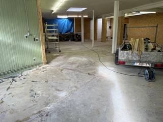 Goed gelegen magazijn te huur ( 130m²)<br /><br />In het magazijn is er een aparte wc voorzien.<br /><br />Voor meer info of een bezoek ter plaatse kan u vrijblijvend contact opnemen met Philip op het nr.: 0476/999.029 of philip@reds.be