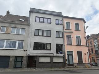 <p>Dit dakappartement met twee slaapkamers is uitstekend gelegen aan de Heernislaan in Gent, op een centrale locatie nabij Gent-Dampoort. Dankzij de gunstige ligging bevinden winkels, supermarkten, scholen, horecazaken en openbaar vervoer zich op wandel- en fietsafstand. Bovendien bereikt u in enkele minuten het historische stadscentrum en geniet u van een vlotte verbinding naar de belangrijkste invalswegen.</p><p> </p><p>Het appartement omvat een ruime en lichtrijke leefruimte met open keuken, een praktische berging/wasruimte, een badkamer en twee slaapkamers. Als absolute troef beschikt het appartement over een ruim terras.</p><p><strong>Extra troeven:</strong></p><ul><li><p>Dakappartement</p></li><li><p>Twee volwaardige slaapkamers</p></li><li><p>Ruim terras</p></li><li><p>Centrale ligging nabij Gent-Dampoort</p></li><li><p>Vlotte verbinding naar het stadscentrum en de belangrijkste invalswegen</p></li></ul><p>Wekt dit pand uw interesse op?</p><p>Aarzel niet en plan een bezoek in via onze website: https://www.vastgoeddevos.be/te-huur. Klik het pand aan dat u wenst te bezoeken en klik vervolgens op <strong>"Maak een afspraak"</strong>.</p>