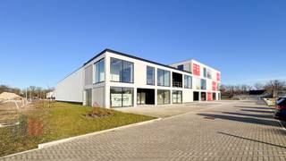 Nouvelle construction d’une superficie totale de 1.690 m², comprenant 1.000 m² d’espace de stockage / atelier avec une mezzanine de 200 m² et 490...