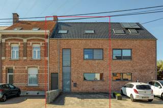 Te koop: Prachtige woning in Viersel!Deze gesloten bebouwing is gelegen op een uiterst rustige locatie en combineert comfort, stijl en bereikbaarheid.Kenmerken:Praktische woning met veel mogelijkhedenOpen keuken volledig uitgerust met kwalitatieve toestellen, praktische berging en bureauruimteOp de eerste verdieping zijn er 2 afgewerkte slaapkamers waarvan 1 met dressing, 1 badkamer met stijlvolle afwerkingOp de tweede verdieping is er de mogelijkheid om 3 extra slaapkamers verder af te werkenDiepe tuin met afgewerkt tuinterras en fijne zomerbar (nog verder af te werken)Mogelijkheid om vlakbij een garage te hurenOppervlakte: 501 m²Bewoonbare oppervlakte: 230 m²Locatie: Watersportlaan 10, 2240 VierselEen droomplek om te wonen!BIJZONDERHEDEN: Elektriciteit conform - Perceelscore B & Gebouwscore A - Oppervlaktematen zijn indicatief volgens epc.Mis deze kans niet!Contacteer ons vandaag nog en ontvang als eerste informatie over deze prachtige woning.