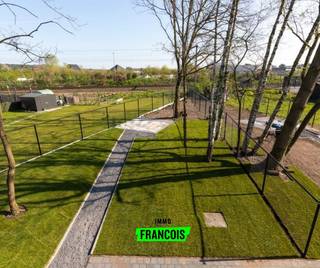 In Blankenberge wordt dit kleinschalige nieuwbouwproject gerealiseerd, bestaande uit drie moderne woningen: twee halfopen bebouwingen en één gesloten bebouwing. Elke woning beschikt over een private autostaanplaats, inbegrepen in de verkoopprijs. De woningen vallen onder het 6% Btw-regime. <br /><br />De woningen zijn praktisch en ruim ingedeeld met een lichtrijke leefruimte en een aanpalende open keuken. Bovendien telt elke woning vier volwaardige slaapkamers, wat zorgt voor voldoende ruimte en comfort voor het hele gezin.<br /><br />Dankzij zonnepanelen, warmtepomp, boiler en thuisbatterij zijn de woningen bijzonder energiezuinig. Overtollige energie wordt opgeslagen voor later gebruik en slimme sturing optimaliseert het energieverbruik. Dit resulteert in een aanzienlijke besparing op de energiefactuur, tot wel 2.000 euro per jaar.<br /><br />Alle materialen en toestellen worden vooraf zorgvuldig gekozen, waardoor je geniet van een hoogwaardige afwerking zonder keuzestress. Er wordt uitsluitend gewerkt met kwalitatieve A-merken, terwijl de prijs scherp en marktconform blijft.<br /><br />Oplevering verwacht najaar 2026. <br /><br />Troeven<br /><br /><ul><li>Energiezuinig en toekomstgericht<br /><br /></li><li>Ruime en praktische indeling<br /><br /></li><li>Autostaanplaats inbegrepen<br /><br /></li><li>Kleinschalig en rustig project<br /><br /></li><li>Hoogwaardige afwerking zonder keuzestress</li></ul>