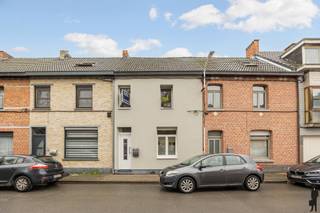 Instapklare & <strong>energiezuinige </strong>gezinswoning met zonnige tuin<br /><br />Deze ideale gezinswoning combineert ruimte, comfort en een gunstige ligging. Met een goede EPC-score en een praktische indeling vormt dit een energiezuinige thuisbasis waar aangenaam wonen centraal staat. <br /><br />De gelijkvloerse verdieping:<br /><br />- een inkomhal met <strong>ingemaakte </strong>kasten<br /><br />- een <strong>lichtrijke </strong>woonkamer met aansluitend een open keuken voorzien van alle comfort en zitplaatsen <br /><br />- aansluitend aan de keuken een gezellige <strong>veranda </strong>met directe <strong>connectie </strong>naar de tuin<br /><br />- een <strong>moderne </strong>badkamer voorzien van toilet, dubbele lavabo, en inloopdouche<br /><br />De eerste verdieping:<br /><br />- een nachthal <br /><br />- 2 <strong>volwaardige </strong>slaapkamers<br /><br />De derde verdieping:<br /><br />- een vaste trap naar de zolderruimte<br /><br />- mogelijkheid tot het creëren van een ruime <strong>master</strong> bedroom<br /><br />De tuin:<br /><br />- een gezellige, omheinde tuin met <strong>zuidwestelijke </strong>oriëntatie en tuinhuis <br /><br />- een aangenaam terras<br /><br />- mogelijkheid tot poortje/<strong>achteruitweg </strong><br /><br />Algemeen:<br /><br />- verwarming op gas dmv. <strong>vloerverwarming </strong><br /><br />- <strong>energiezuinige </strong>woning met label B<br /><br />- elektriciteit conform