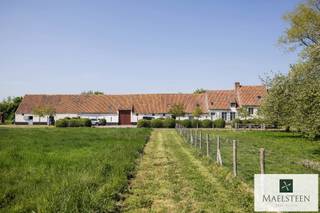 <p>Monumentale hoeve ’t Land van Belofte, op een uiterst goede ligging met een vlotte verbinding naar alle invalswegen richting de kust en het binnenland, zowel de industrieterreinen Waggelwater als Blauwe Toren zijn met de fiets bereikbaar op minder dan een kwartier. Het AZ Sint-Jan bereikt U op minder dan 10 minuten fietsen.<br />De perfect instapklare en tot de puntjes afgewerkte hoeve geniet daarenboven ook nog van prachtige vergezichten. Privacy heeft U dankzij de verborgen ligging en het terrein van bijna 2 hectare.<br /><br />Samenstelling: inkomhal met vestiaire en gastentoilet. Verschillende salons met prachtig zicht op de tuin. Longroom (eetplaats). Leefkeuken met zeer kwalitatieve toestellen. Mudroom. 4 slaapkamers. 3 Badkamers. Verschillende bergruimtes. Aansluitend op het woongedeelte is er nog een schuur van + 285 m² met tal van mogelijkheden. <br />In het verlengde van het hoofdgebouw staat een bijgebouw waar de mogelijkheden eindeloos mee zijn (garage, bureau, praktijk, guesthouse…). Buiten zijn er verschillende terrassen om maximaal van de zon te genieten.<br /><br />De historie en erfgoedwaarde van deze unieke hoeve: https://id.erfgoed.net/erfgoedobjecten/57847<br /><br />Neem zeker contact op met al uw vragen of om uw afspraak (7/7) vast te leggen: 0478 93 72 00 of maxime@maelsteen.be</p>